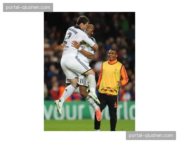 特写：诺坎普球场为即将退役的布斯克茨起立鼓掌